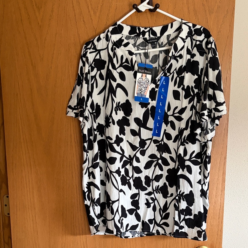 Well Worn Black and White Floral Short Sleeve Blouse